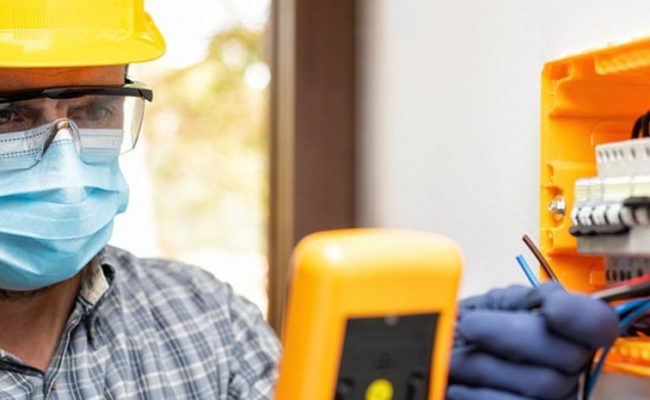 electrician-working-with-face-mask-909x465